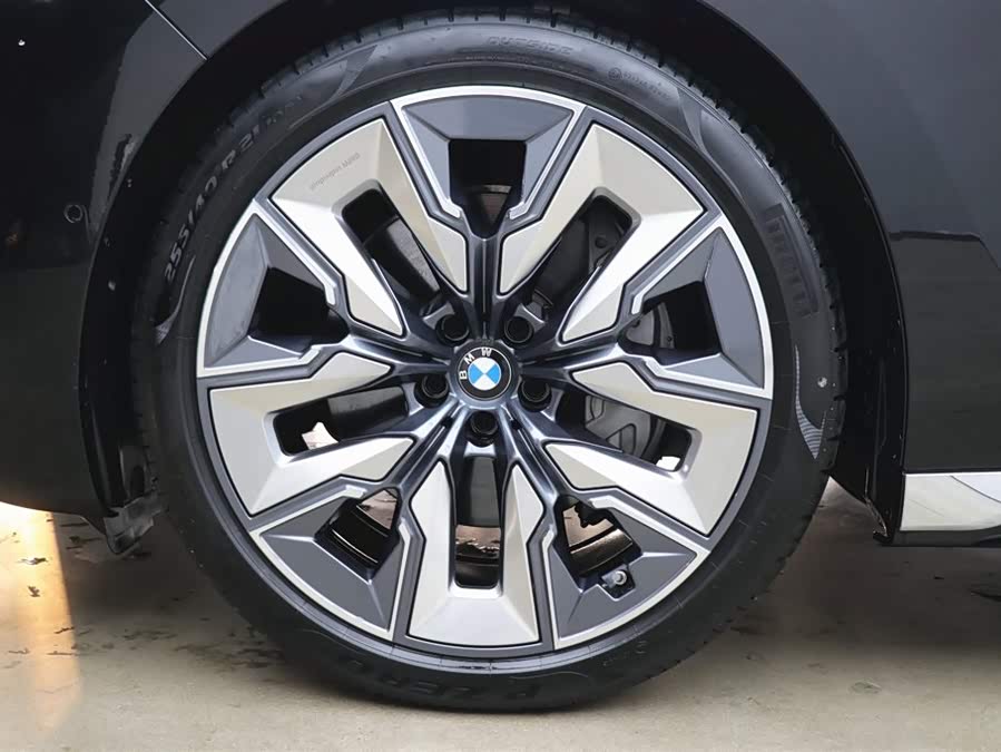 BMW 7 Series 2024 car image #29