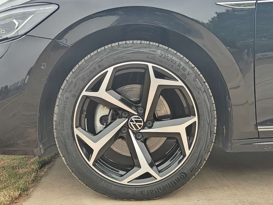 Volkswagen Passat 2023 car image #29