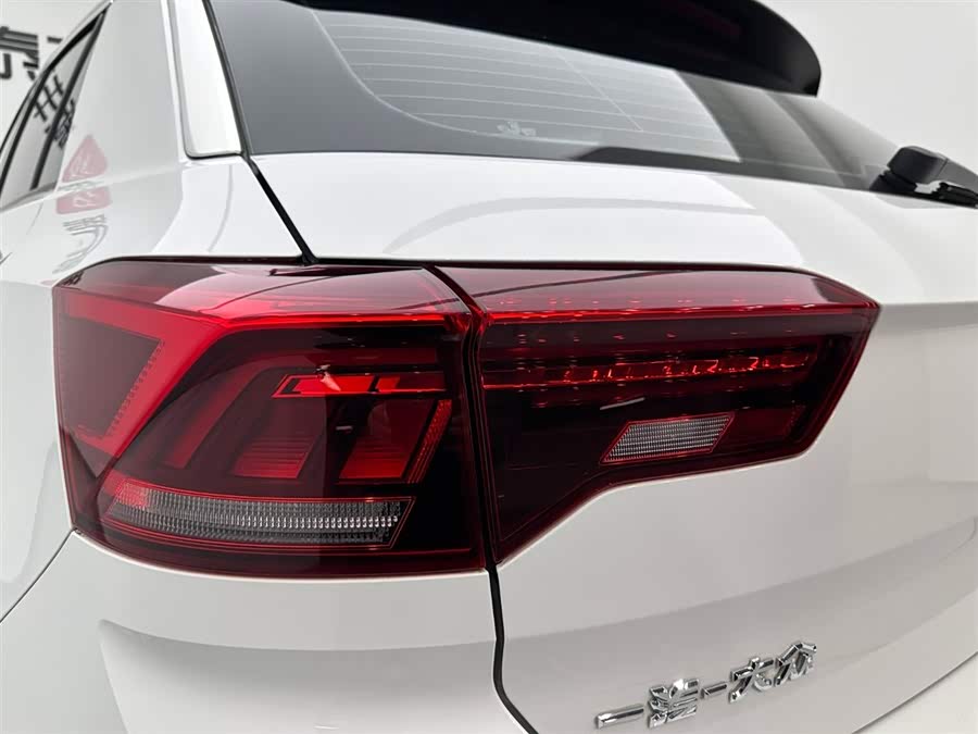 Volkswagen T-Roc 2020 car image #29