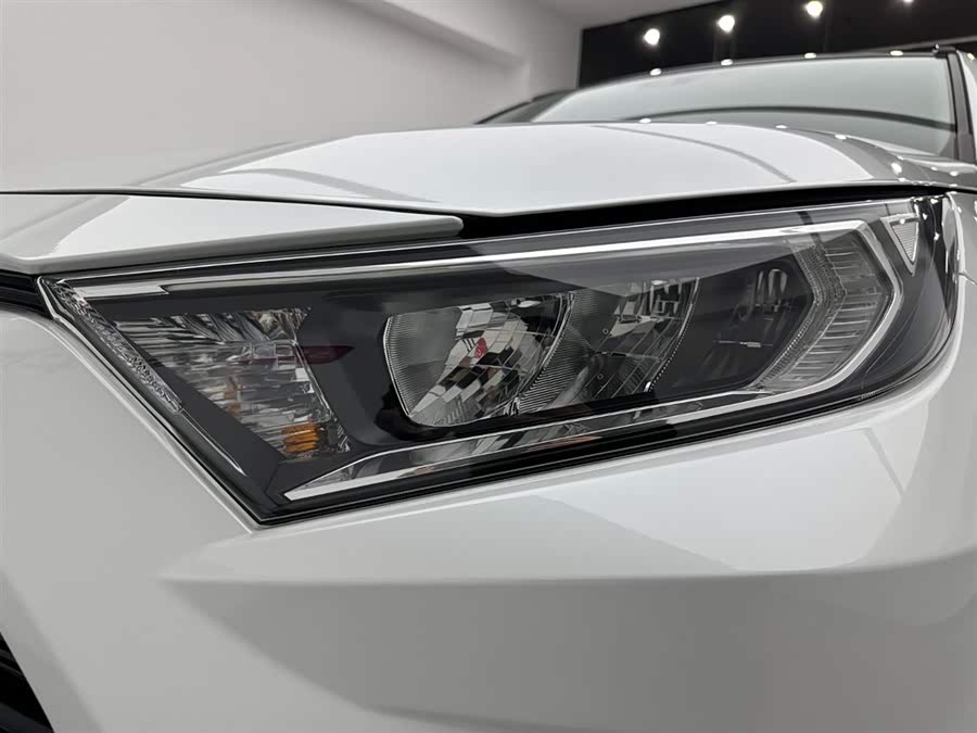 Toyota RAV4 2023 car image #29