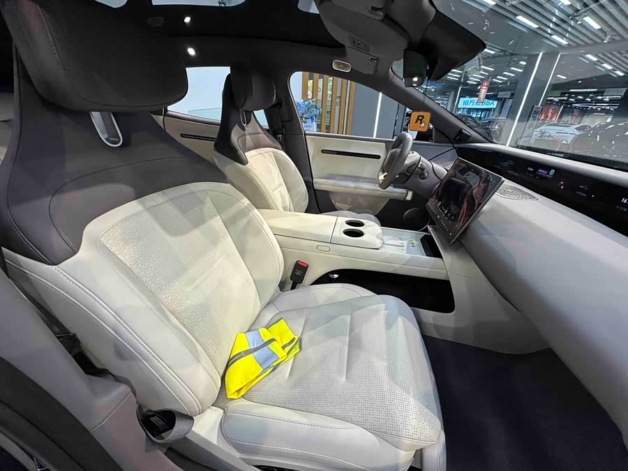 Avatr 06 2025 car image #29