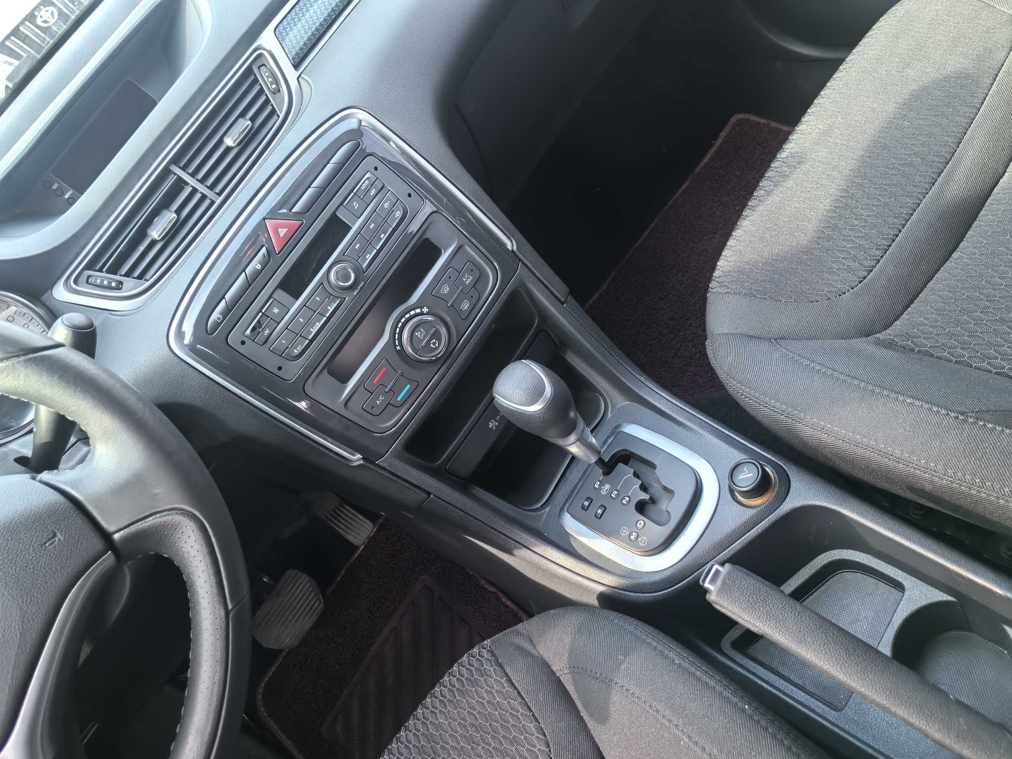Peugeot 308 2015 car image #29