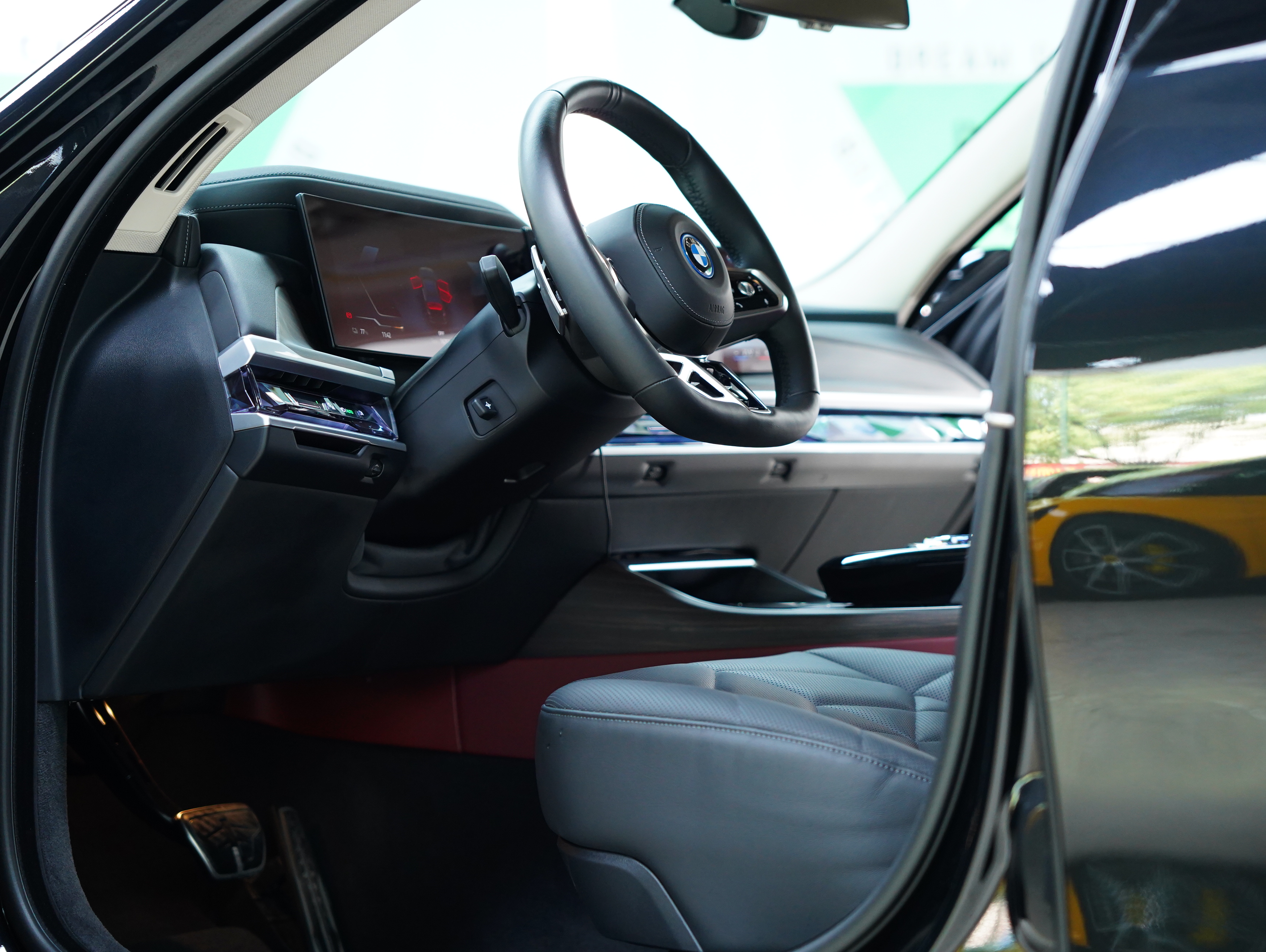 BMW i7 M70L 2023 #29 BMW i7 M70L 2023 car image #29