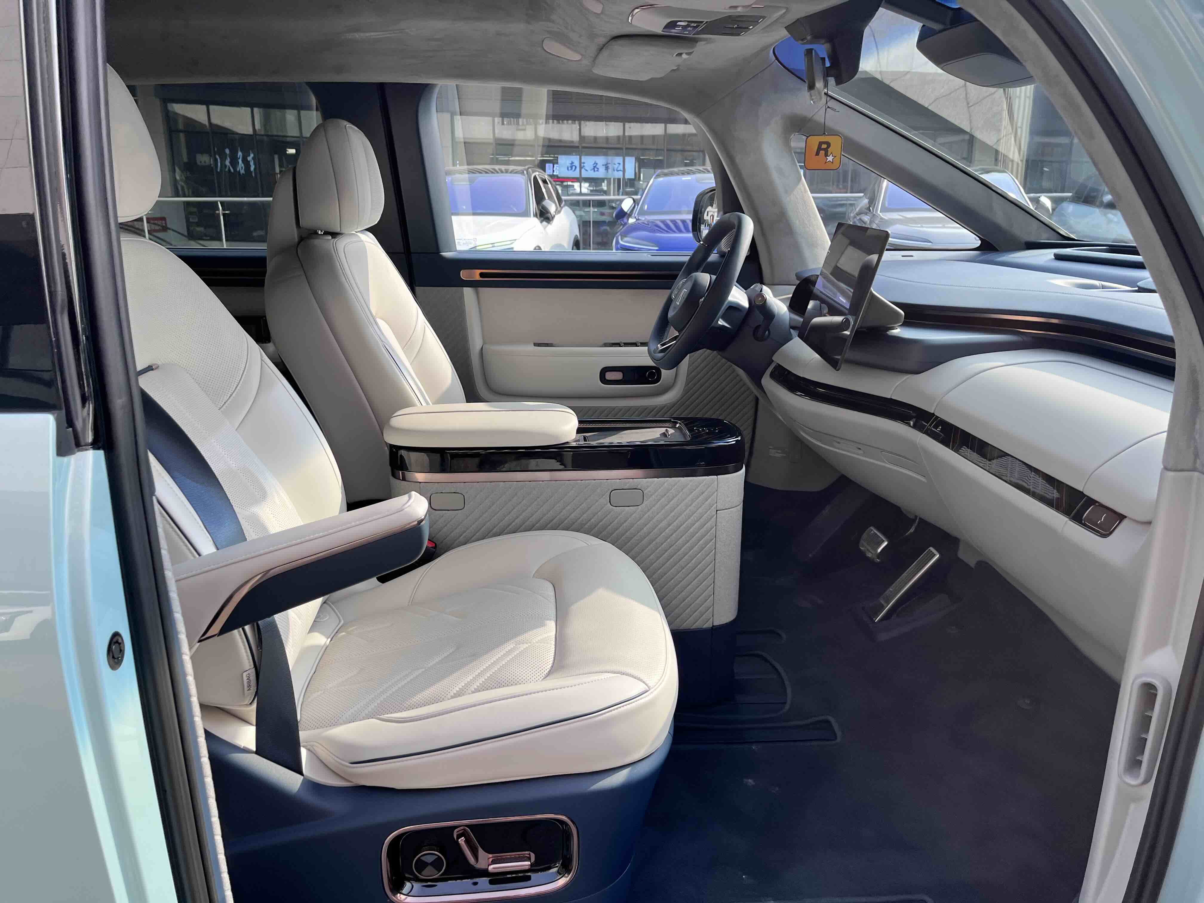 极氪 极氪MIX 2024 汽车图片 #29