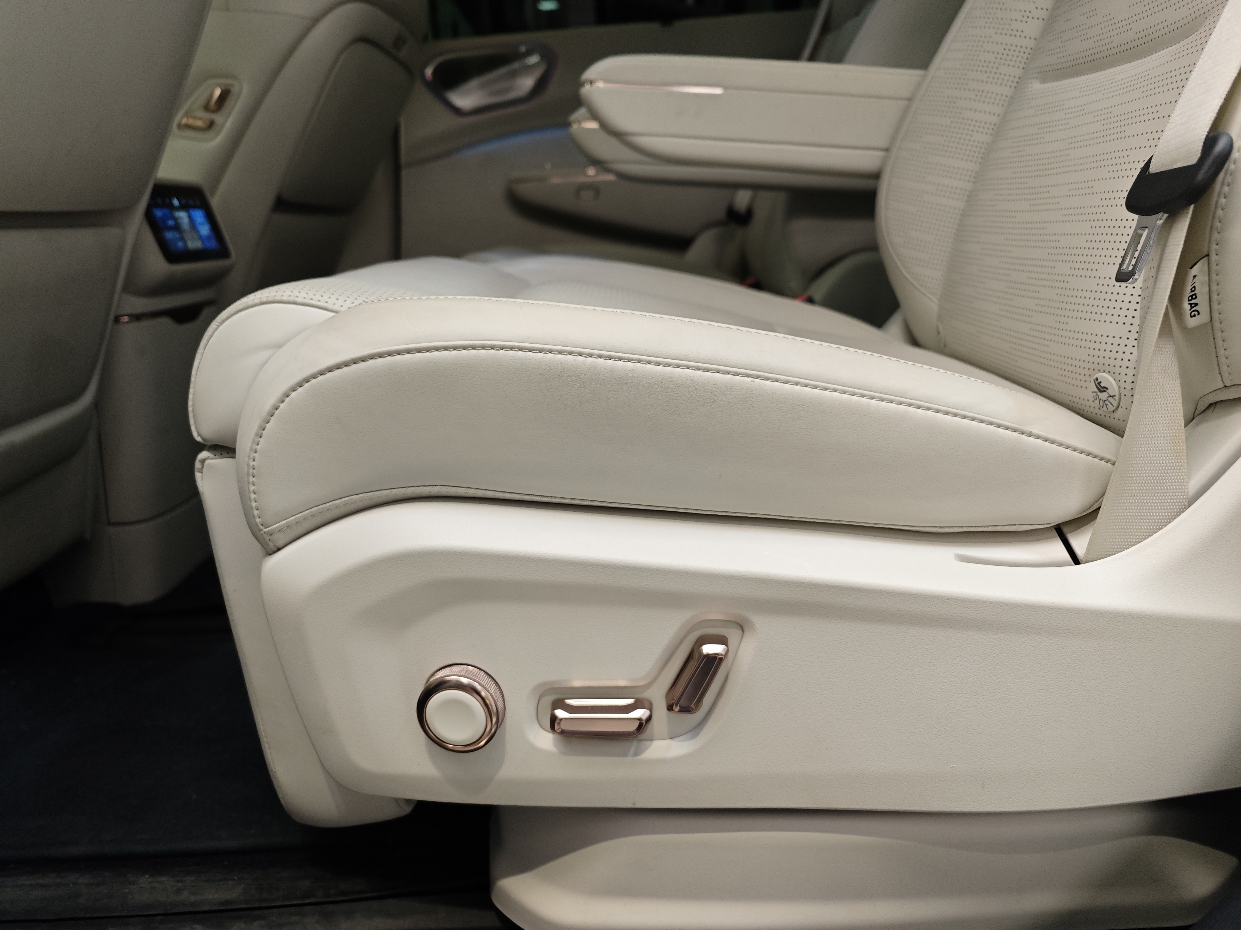 Lynk & Co 900 2025 car image #29
