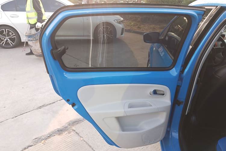 Volkswagen up! 2016 immagine di auto #29