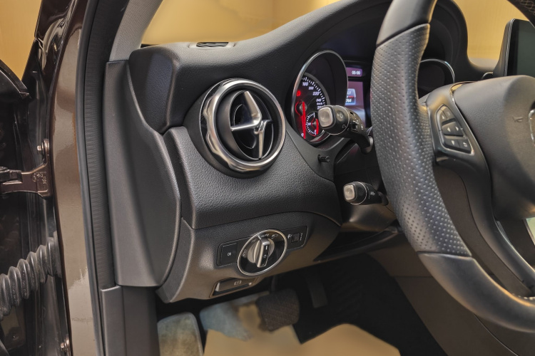 Mercedes-Benz GLA Class 2018 immagine di auto #29