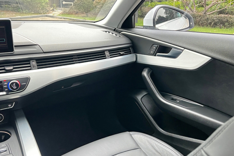 Audi A4 2019 car image #29