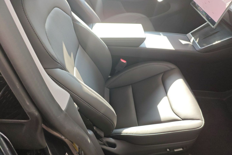 Tesla Model Y 2025 car image #29