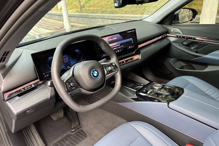 BMW i5 2024 car image #29