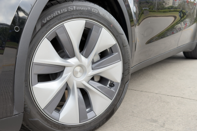 Tesla Model Y 2023 car image #29