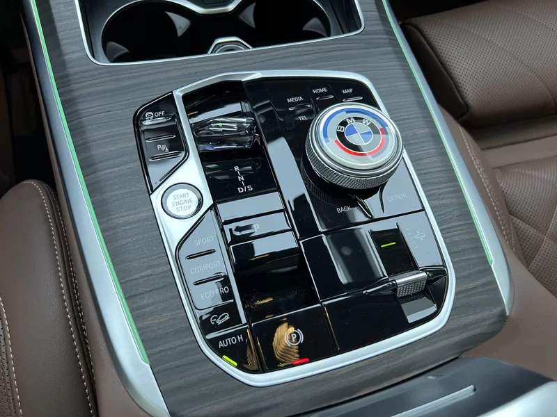 BMW X7 M60i 2023 car image #29