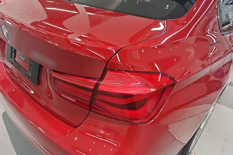 BMW 3 Series 2018 car image #8