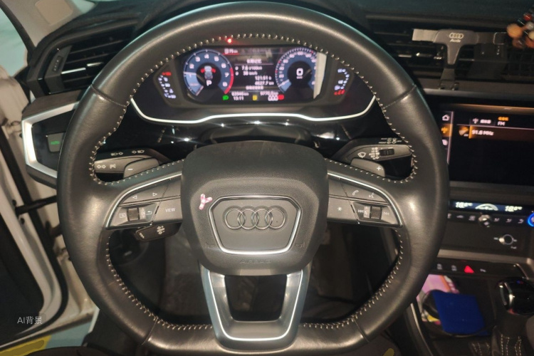Audi Q3 2019 car image #12