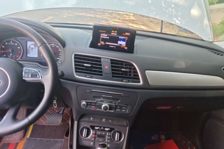 Audi Q3 2017 car image #13