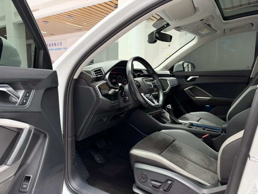Audi Q3 2023 car image #9