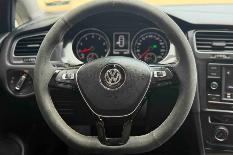 Volkswagen Golf 2018 car image #12