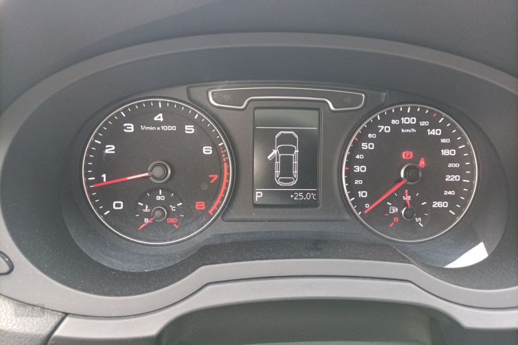 Audi Q3 2015 car image #13