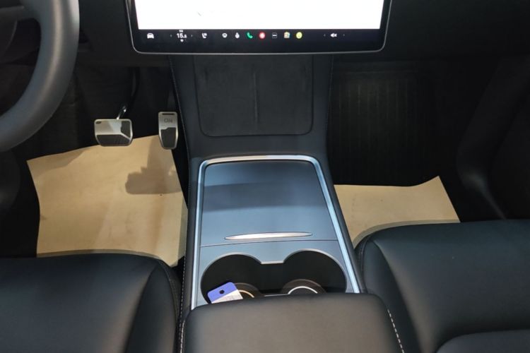 Tesla Model Y 2023 car image #18