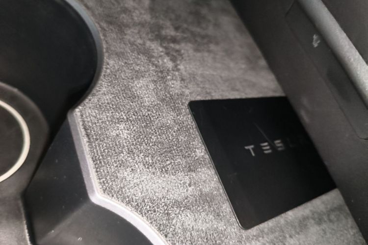 Tesla Model Y 2022 immagine di auto #9