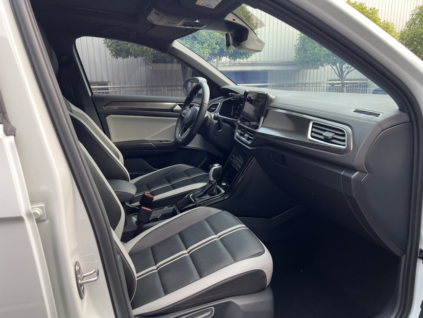 Volkswagen T-Roc 2024 car image #4
