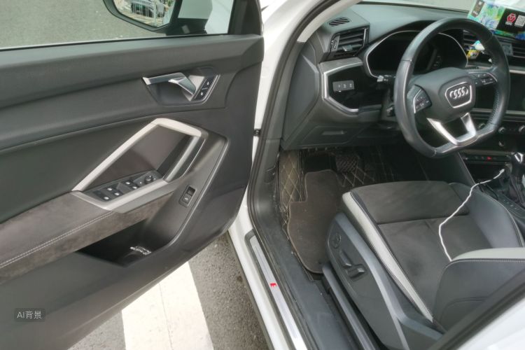 Audi Q3 2020 car image #18
