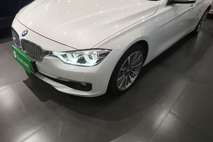 BMW 3 Series 2019 car image #23