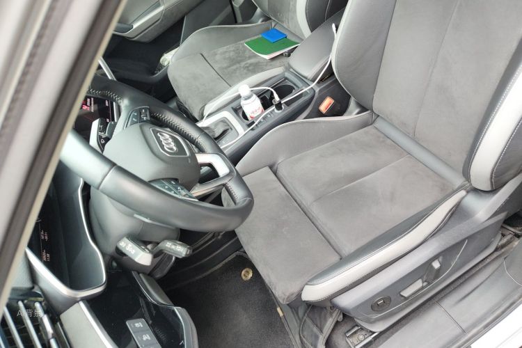 Audi Q3 2022 car image #17