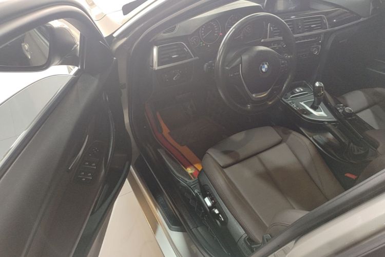 BMW 3 Series 2018 car image #16