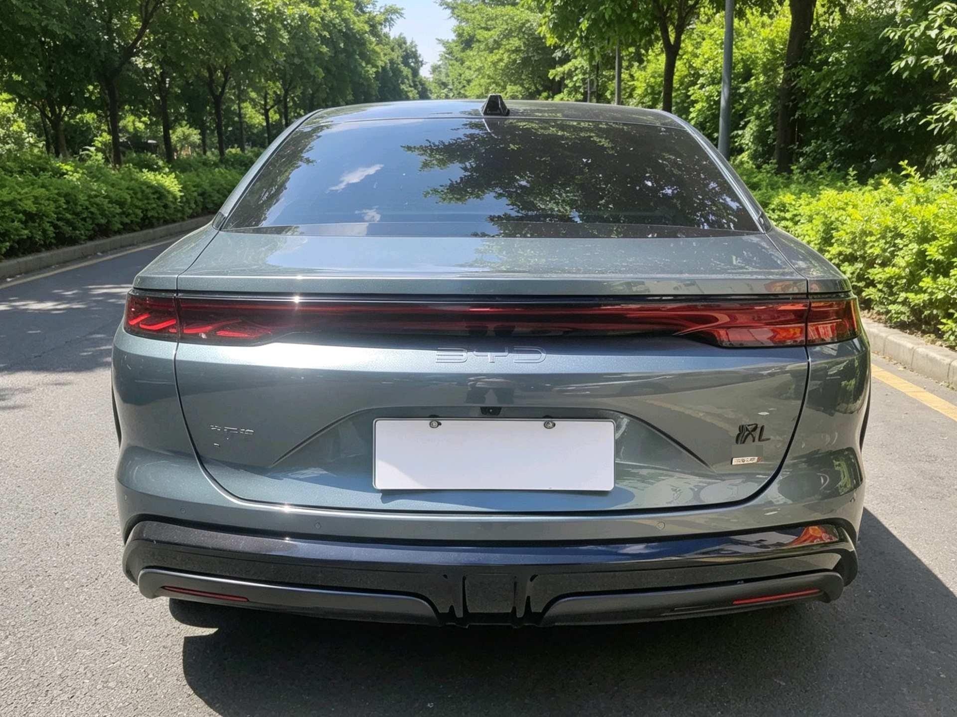 BYD HanL 2025 #6 BYD HanL 2025 car image #6