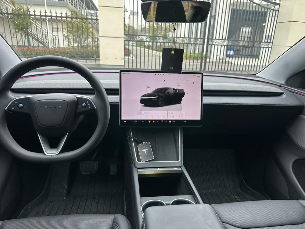 Tesla Model Y 2025 #8 Tesla Model Y 2025 car image #8