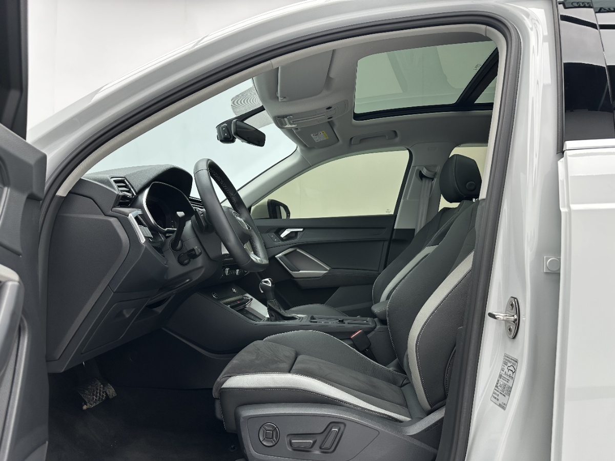 Audi Q3 2023 car image #5