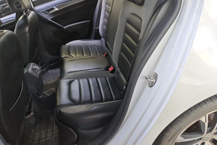 Volkswagen Golf 2017 car image #19
