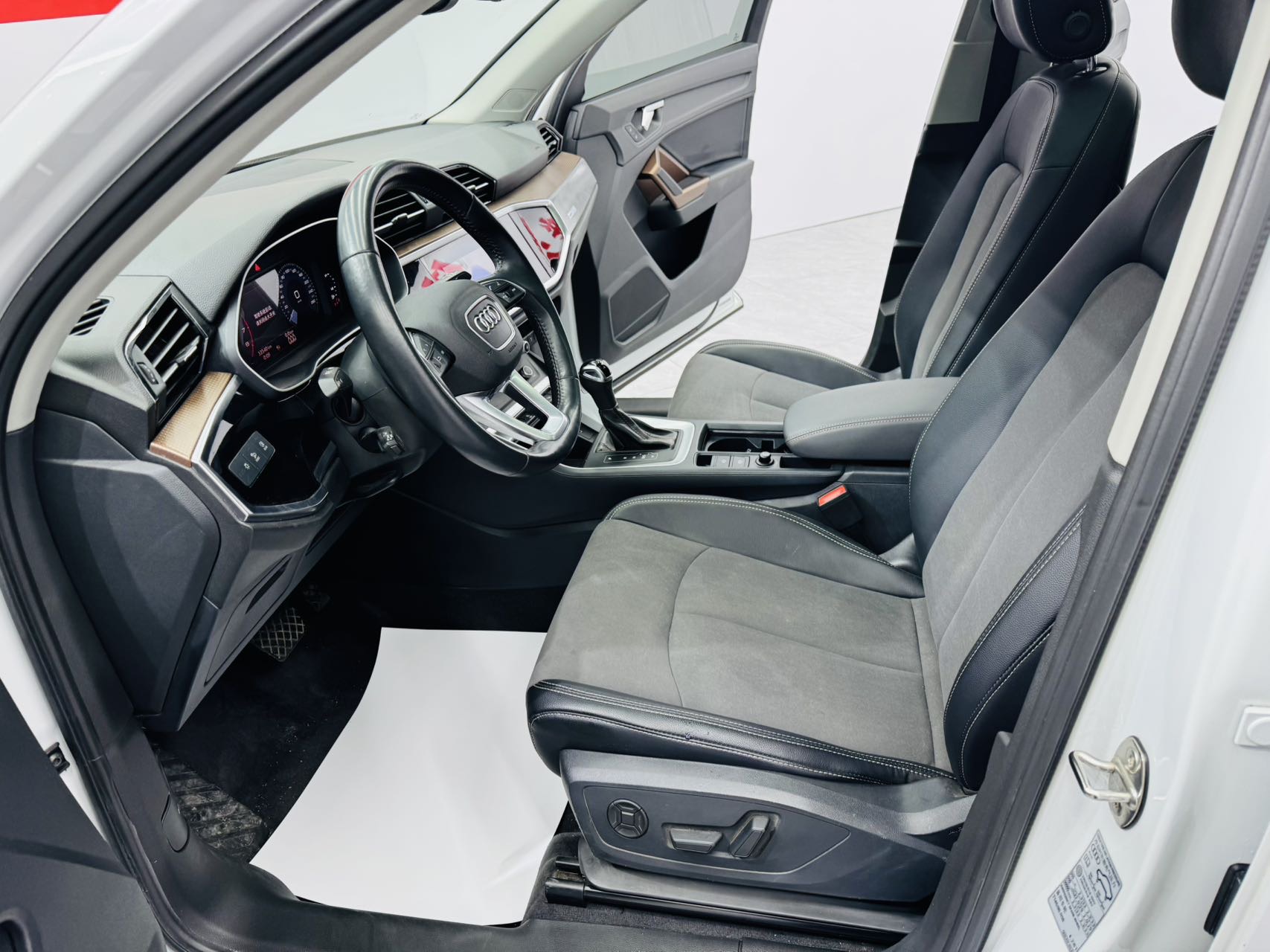 Audi Q3 2023 car image #4