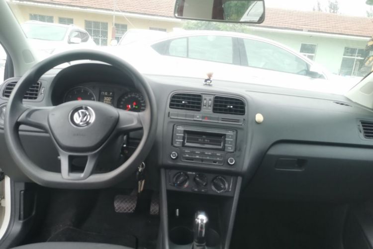Volkswagen Polo 2016 car image #10