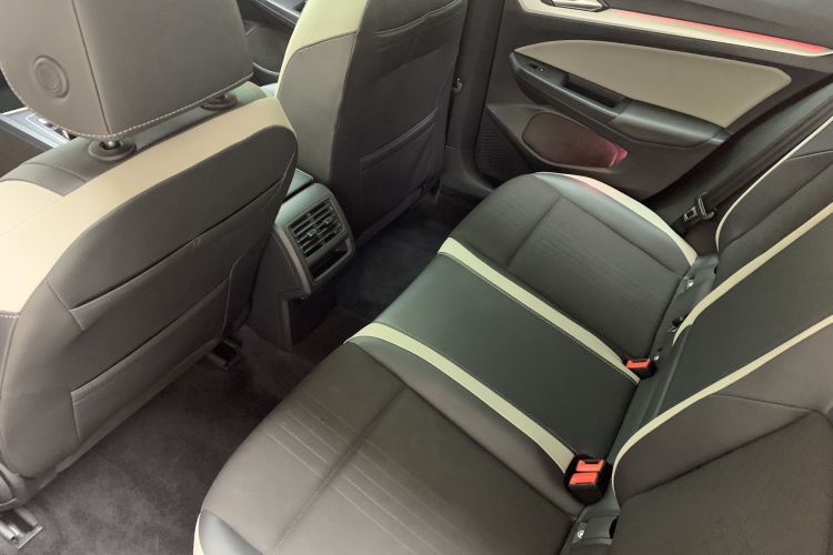 Volkswagen Golf 2022 car image #9