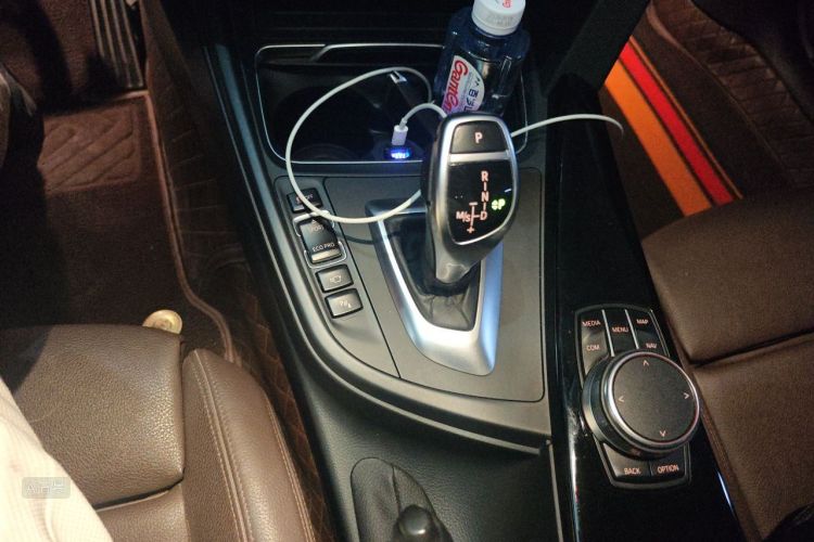BMW 3 Series 2018 car image #16