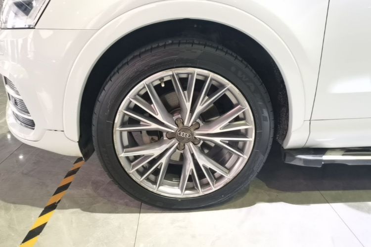 Audi Q3 2018 car image #9