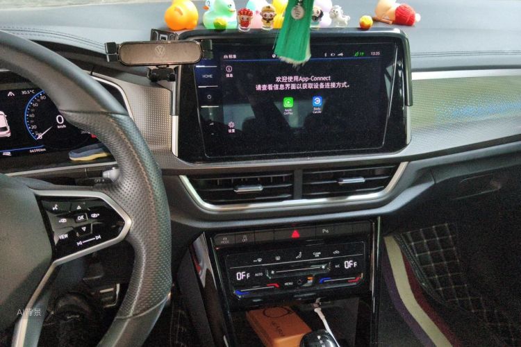 Volkswagen T-Roc 2023 car image #15