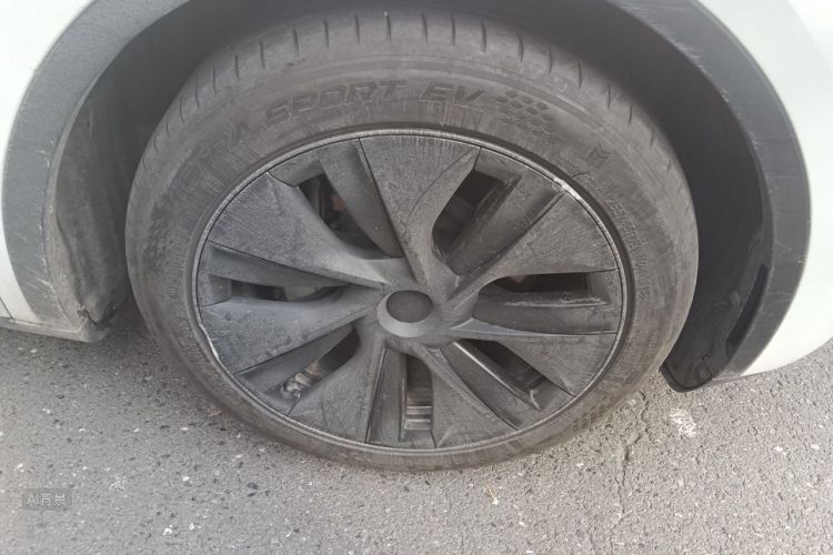 Tesla Model Y 2024 car image #9