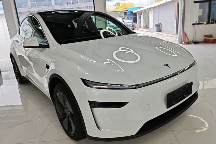 Tesla Model Y 2026 #6 Tesla Model Y 2026 car image #6