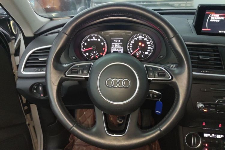 Audi Q3 2017 car image #11