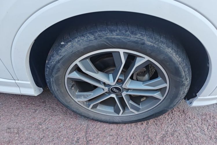 Audi Q3 2022 car image #9