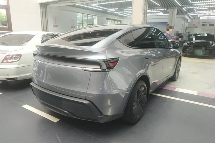 Tesla Model Y 2025 car image #7
