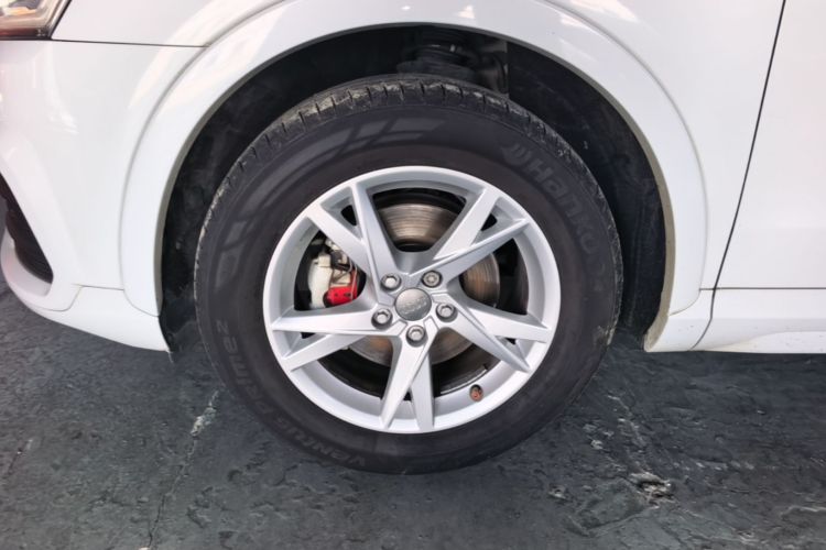 Audi Q3 2019 car image #9