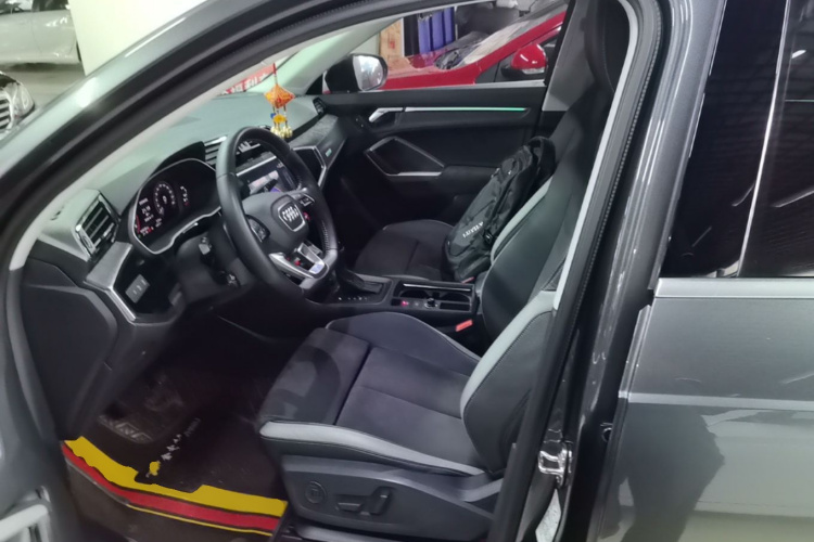 Audi Q3 2020 car image #15