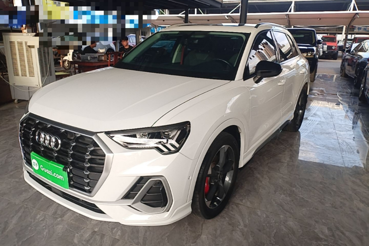 Audi Q3 2023 car image #2