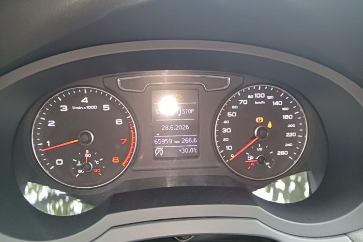 Audi Q3 2017 car image #12
