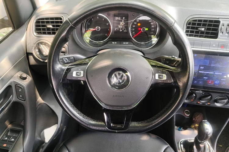 Volkswagen Polo 2018 car image #12