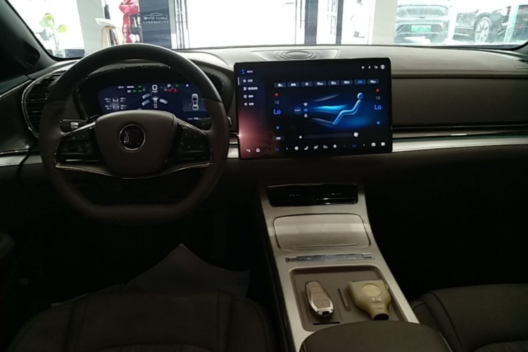 BYD Han 2025 car image #11